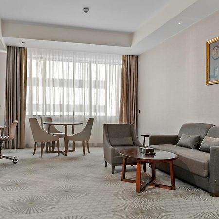 Holiday Suites Al Aziziah La La Mecca Esterno foto A room at the hotel