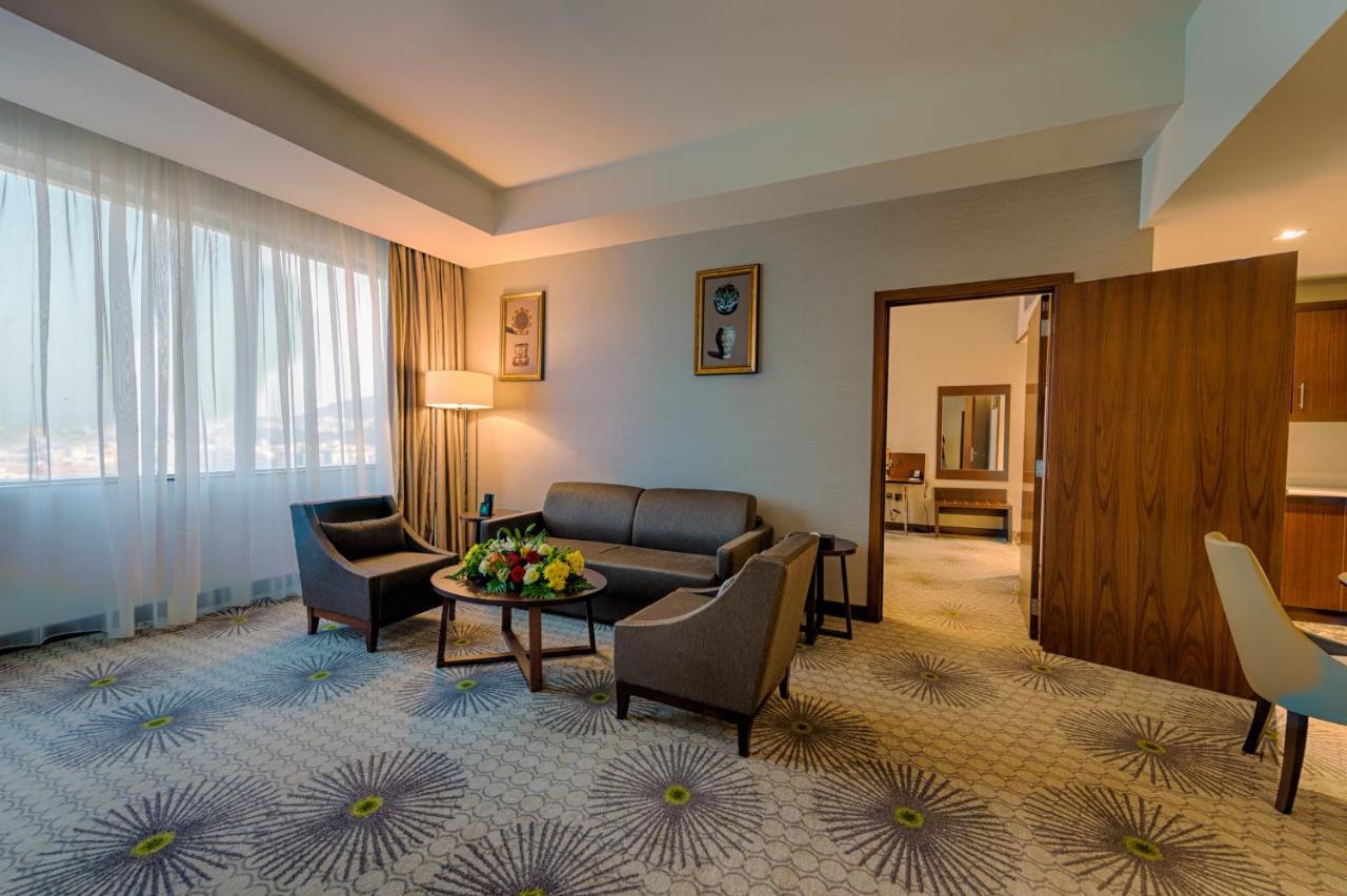 Holiday Suites Al Aziziah La La Mecca Esterno foto A room at the hotel