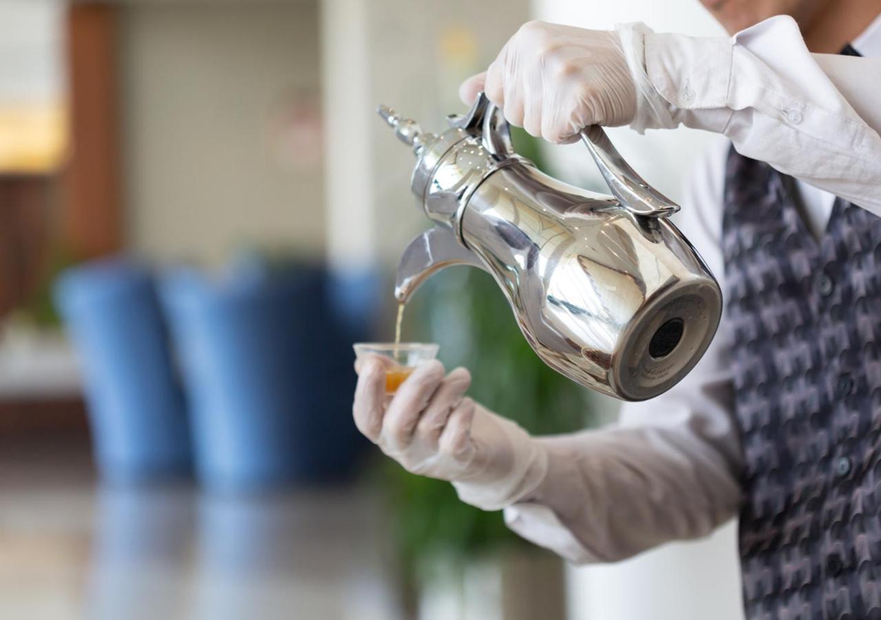 Holiday Suites Al Aziziah La La Mecca Esterno foto Coffee being served in a traditional way.
