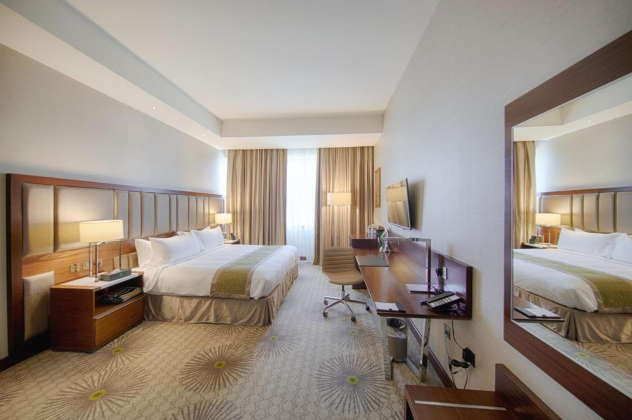 Holiday Suites Al Aziziah La La Mecca Esterno foto A room at the hotel