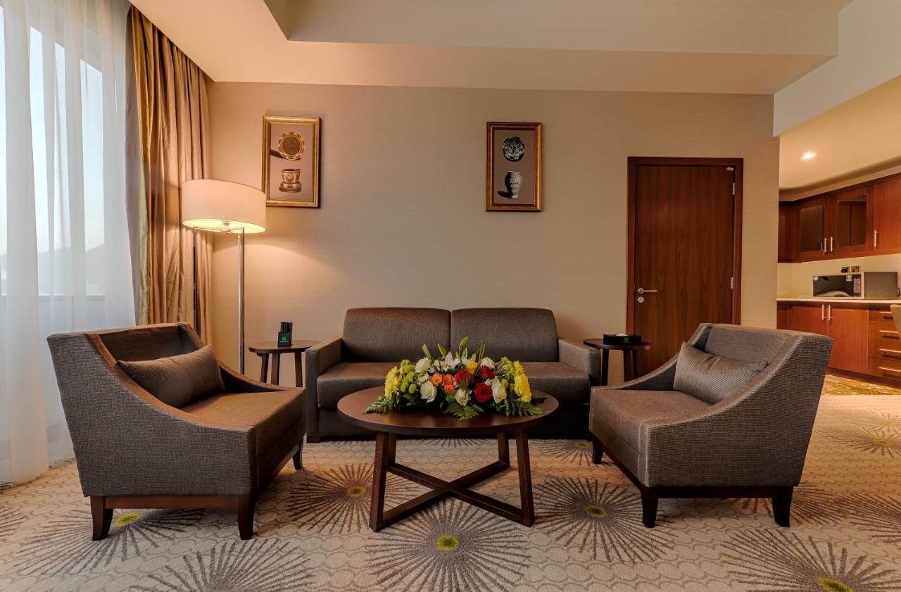 Holiday Suites Al Aziziah La La Mecca Esterno foto A living room in a hotel