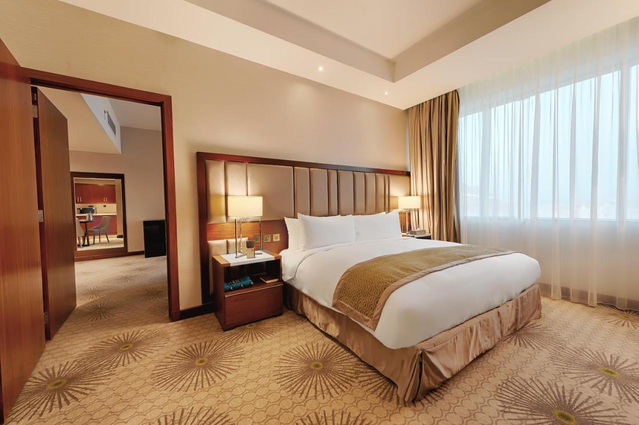 Holiday Suites Al Aziziah La La Mecca Esterno foto A room at the hotel