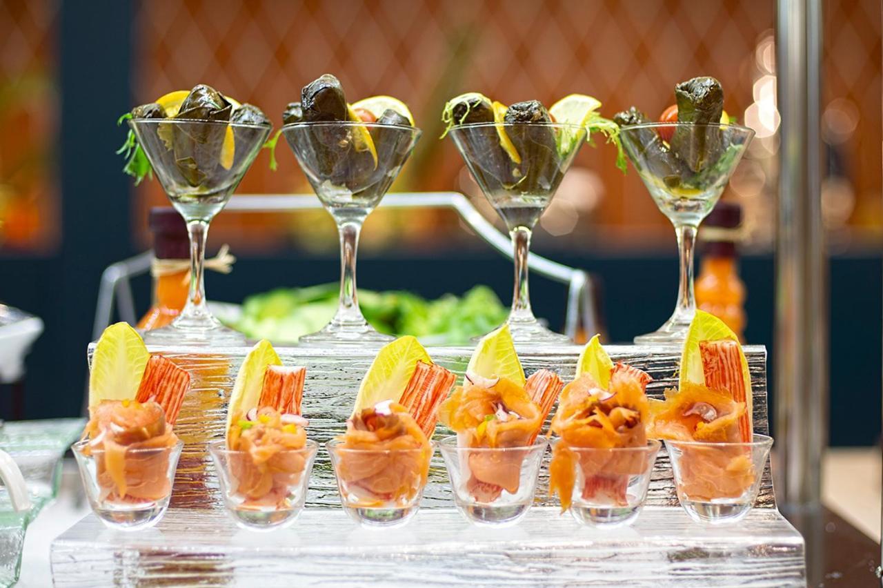 Holiday Suites Al Aziziah La La Mecca Esterno foto Apéritif at a buffet
