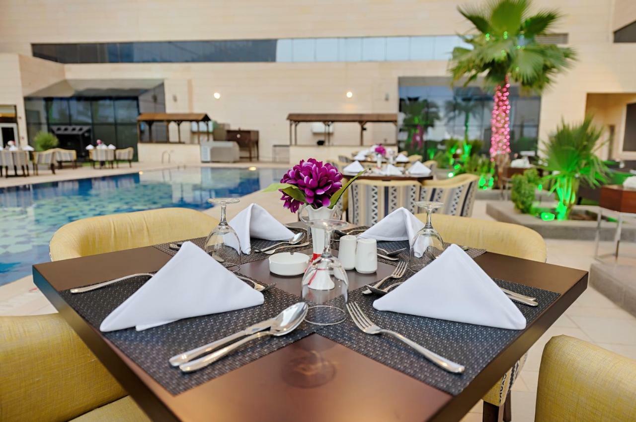 Holiday Suites Al Aziziah La La Mecca Esterno foto The hotel's restaurant